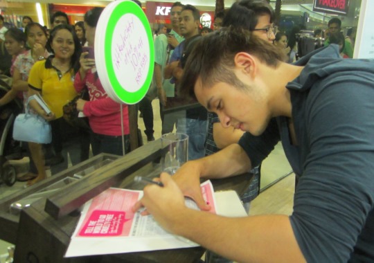 Actor Martin Del Rosario signs the global pledge in the Philippines